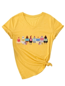 Détail du t-shirt jaune à col en V avec poulets de dessin animé lisant et nœud latéral