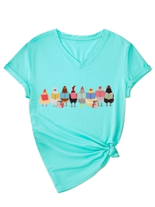 Détail du t-shirt col en V vert menthe avec imprimé cartoon de poulets lisant des livres