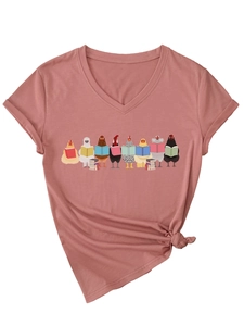Détail du t-shirt corail col V avec poussins mignons lisant et nœud élégant sur le côté