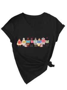 Détail du t-shirt à col en V avec poulets lisant des livres et nœud élégant sur l'ourlet