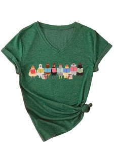 Détail du t-shirt à col en V vert forêt avec illustrations de poulets mignons lisant