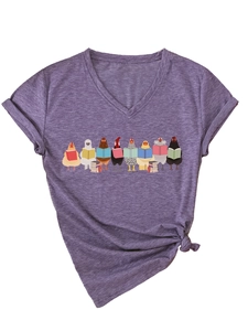Détail de l'imprimé poules lisant des livres sur un t-shirt violet à col en V pour femme