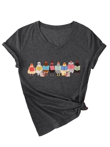 Détail d'un t-shirt à col en V montrant des poulets lisant des livres et des revers de manches