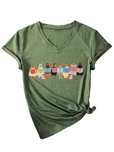 Détail du t-shirt col V vert armée avec motif mignon de poulets lisant des livres
