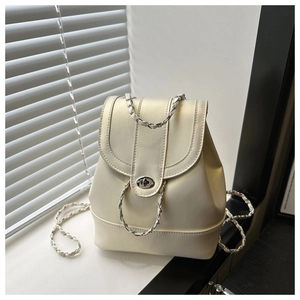 Vue détaillée du mini sac à dos crème avec fermoir rotatif argenté et bandoulière