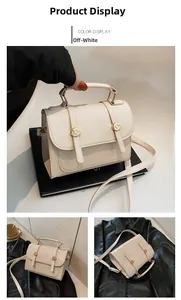 Dettaglio mini borsa squadrata bianco crema con fibbia dorata e manico in stile urbano