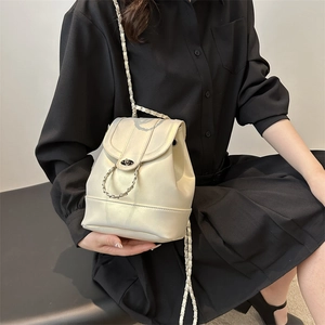 Mini borsa a tracolla chic bianco crema in pelle con catena e dettagli dorati