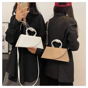 Détails de sacs à main élégants avec poignées métalliques argentées et fines bandoulières