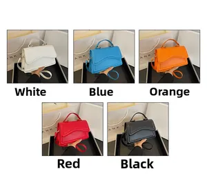 Vue à plat de petits sacs bandoulière en cinq couleurs avec des motifs de vagues