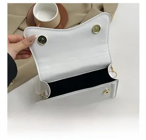 Détails de l'intérieur du sac blanc avec deux fermoirs magnétiques et doublure noire