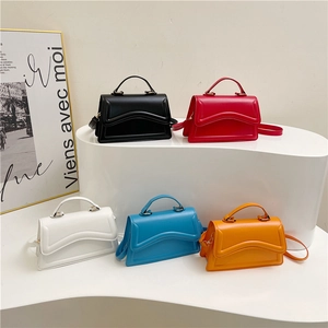 Sacs à main carrés minimalistes avec couture ondulée disponibles en cinq couleurs variées