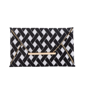Pochette enveloppe tissée noire et blanche minimaliste avec garniture en métal doré