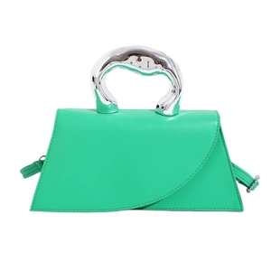 Französische Luxus-Handtasche in Smaragdgrün mit Designer-Silbergriff und Schultergurt
