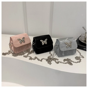Trois mini sacs bandoulière en rose, noir et gris marbré avec fermoir papillon chic