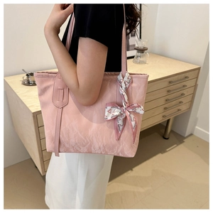 Dettaglio borsa tote rosa con trama marmorizzata e sciarpa di seta decorativa