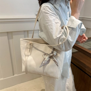 Elegante borsa tote beige con foulard decorativo e finitura testurizzata di classe