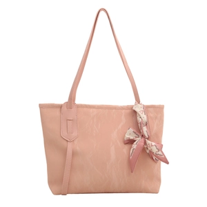 Borsa tote rosa in nylon testurizzato con fiocco decorativo su sfondo bianco