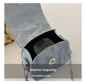 Vue détaillée de la capacité interne du mini sac à chaîne avec texture effet marbre