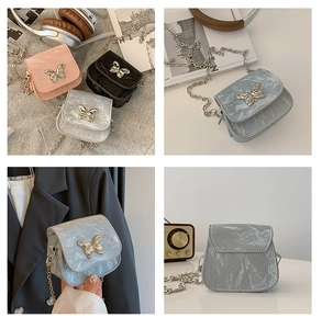 Gros plan de mini sacs à chaîne avec boucles papillon métalliques en rose et noir