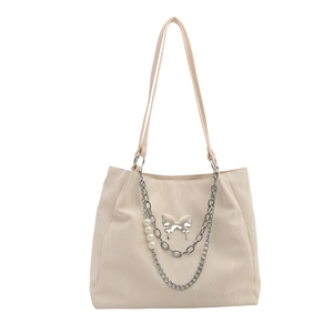 Sac cabas en similicuir blanc cassé avec papillon argenté et chaîne décorative perlée