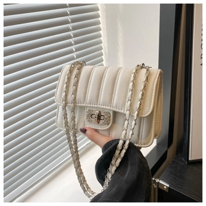 Détail du sac à bandoulière matelassé blanc avec fermoir rotatif argenté et chaîne