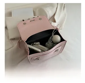 Vista interna del bolso rosa con espacio para móvil, paraguas y billetera pequeña