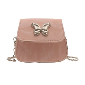 Mini sac à chaîne rose pour femmes avec boucle papillon argentée et finition texturée
