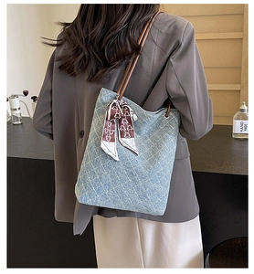 Borsa tote in denim blu con motivo trapuntato a rombi e manici in pelle marrone da lavoro