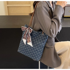 Dettaglio borsa shopper in denim trapuntato con foulard a orsetto e sottili tracolle in pelle