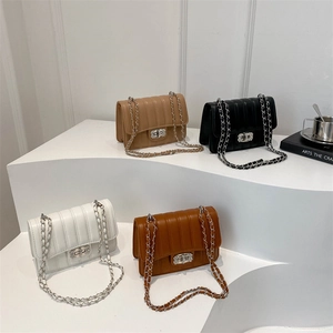 Sacs à bandoulière matelassés en quatre couleurs avec boucles métalliques et similicuir