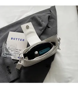 Vue intérieure du sac sous le bras blanc montrant la capacité pour cosmétiques