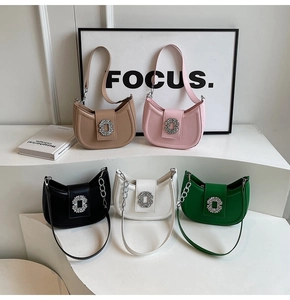 Cinq sacs demi-lune aux couleurs variées avec boucles en strass sur un décor minimaliste