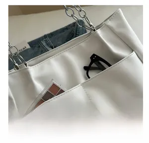 Borsa a tracolla bianca in finta pelle con tasca frontale funzionale e tracolla a catena