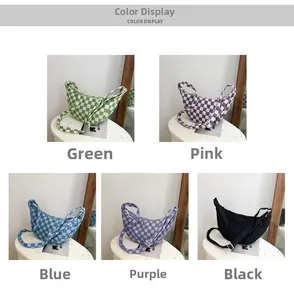 Borse a tracolla trapuntate a scacchi in cinque colori: verde, rosa, blu, viola e nero