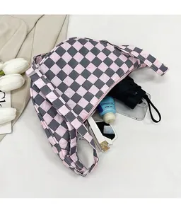 Interno spazioso della borsa a mezzaluna a scacchi rosa con spazio per ombrello e cellulare