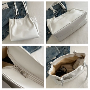 Dettaglio della borsa tote in pelle PU bianca con interno capiente e catena in metallo
