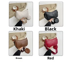 Détail du sac à bandoulière tissé avec porte-monnaie assorti et large bandoulière