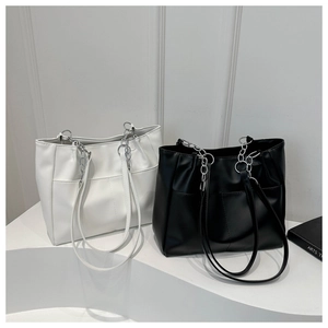Dettaglio della borsa tote minimalista con maglia di catena sulla tracolla