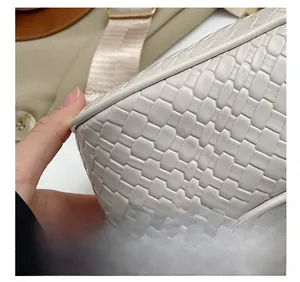 Vue détaillée du sac en cuir crème tressé avec des coutures de précision élégantes