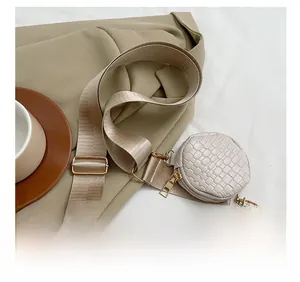 Détail de la bandoulière beige matelassée avec porte-monnaie et boucles dorées