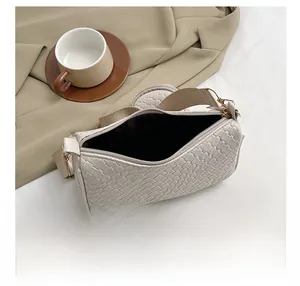 Détails de l'intérieur du sac baguette tressé avec bandoulière et porte-monnaie