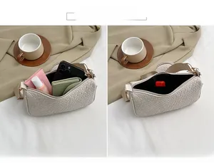 Détail de l'intérieur du sac baguette crème avec fermeture éclair et bandoulière large