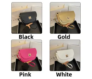 Sacs de selle chic en noir, or, rose et blanc avec fermoirs carrés en métal doré