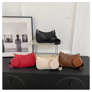 Sac sous le bras tissé avec mini porte-monnaie en noir, rouge et beige, style chic
