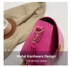 Détail du sac selle rose avec fermoirs dorés de haute qualité et coutures précises