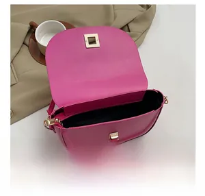 Vue intérieure du sac selle rose rouge montrant la poche zippée et l'espace interne