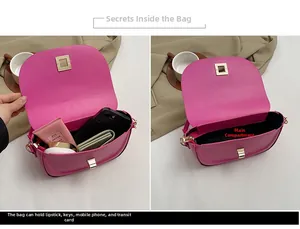 Vue détaillée de l'intérieur du sac besace rose avec son compartiment principal