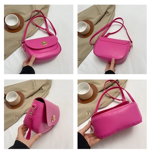 Vues multiples du sac besace rose avec boucle métallique en forme de renard doré
