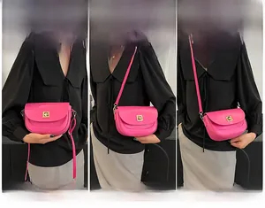 Détail du sac selle fuchsia montrant trois portés: à la main, à l'épaule et en bandoulière