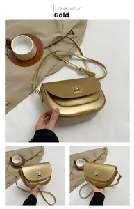Gros plan d'un sac besace doré avec boucle métallique et bandoulière réglable